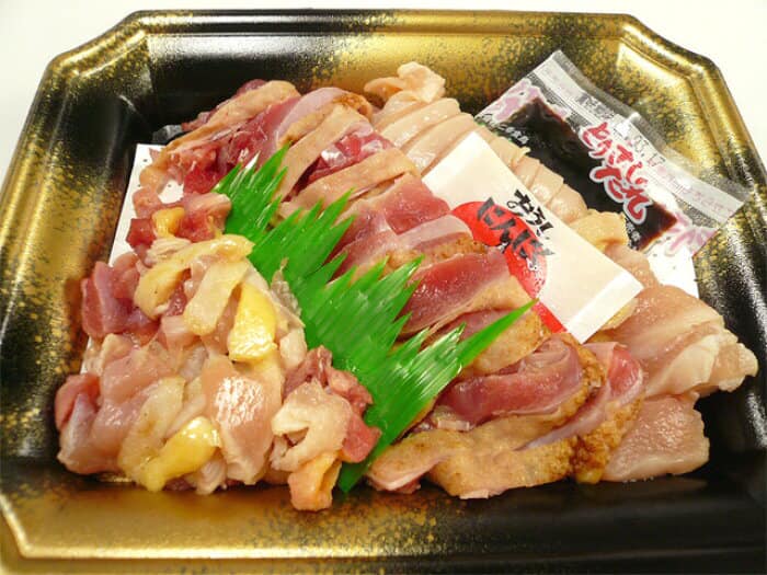 Đây là sashimi làm từ gà. Đã có bạn nào từng thưởng thức món này chưa nhỉ?