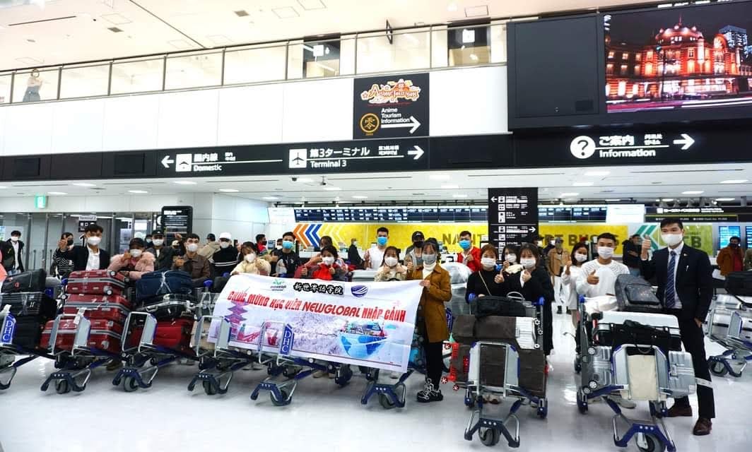 Nhà trường đưa đón học sinh tại sân bay Narita