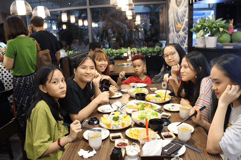Cùng bạn bè tụ họp tại nhà hàng Nhật Bản để thưởng thức ẩm thực 