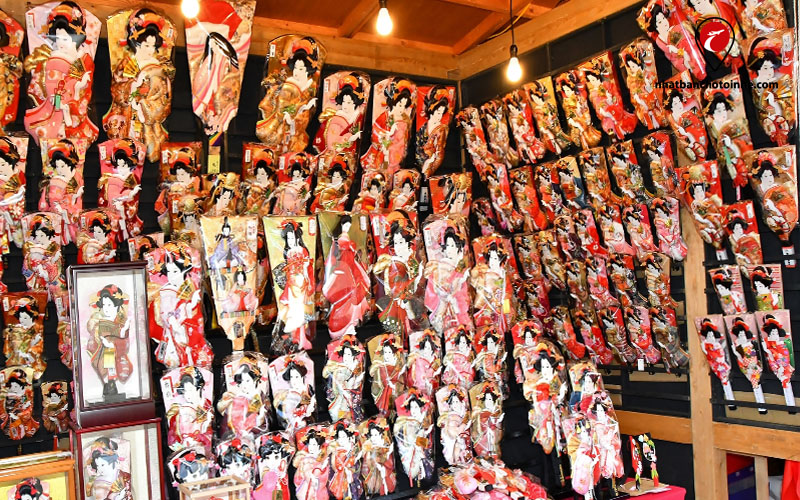 Lễ hội Hagoita-ichi của Chùa Asakusa Kannon ở Tokyo.