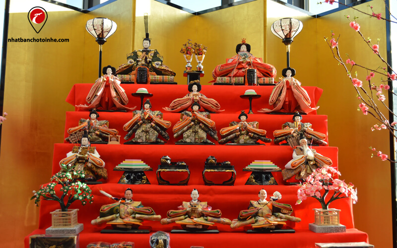 Du lịch Nhật Bản tháng 3: Búp bê được trang trí theo cấp bậc hoàng gia xưa