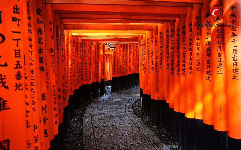 Con đường 10.000 cổng Torii nổi tiếng ở đền Fushimi Inari