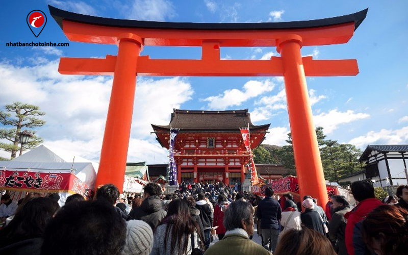 Tết Nhật Bản: Người dân đổ xô đi lễ đền cầu một năm mới bình an