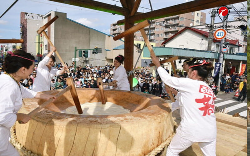 Du lịch nhật bản tháng 9: Nhiều người hợp sức lại để giã gạo trong chiếc cối khổng lồ 
