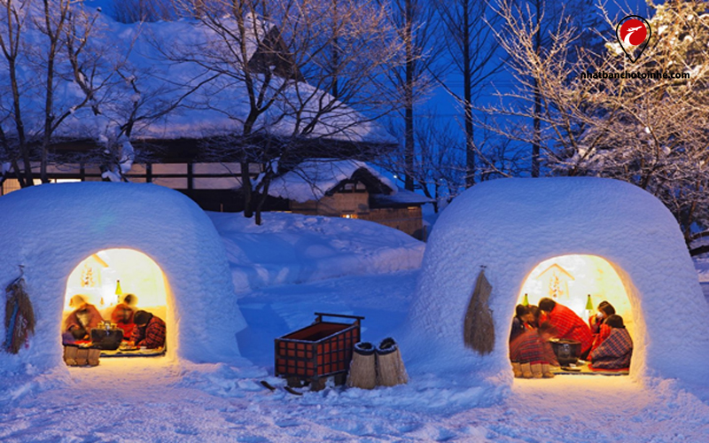 Các lều tuyết Kamakuchi được thắp sáng tại Lễ hội Yokote Kamakuta ở Akita