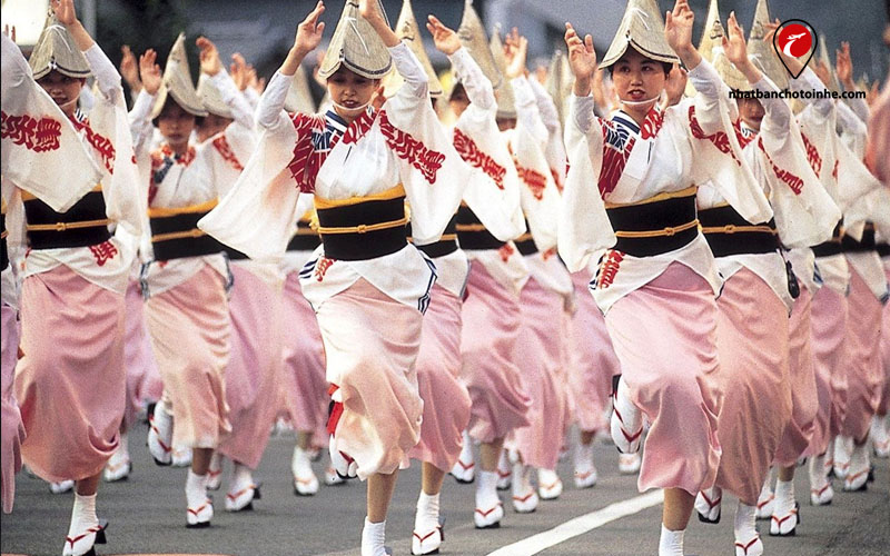 Du lịch Nhật Bản tháng 8: Người tham gia mặc Yukata để biểu diễn
