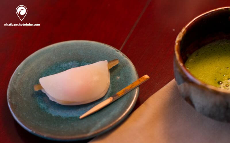 Du lịch Nhật Bản tháng 3: Nhân đậu đỏ có thể thấy được qua vỏ bánh cán mỏng