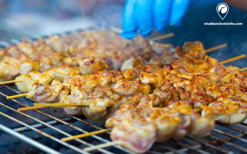 Mùi hương của xiên gà nướng được coi là mùi thơm đặc trưng trong các lễ hội ở Nhật