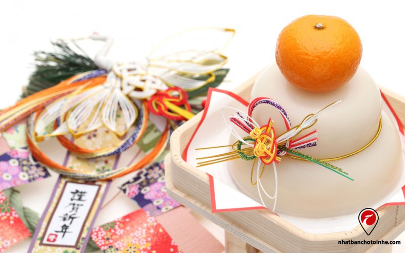 Chúc mừng năm mới tiếng Nhật: Hiện nay nhiều mô hình bánh Kagami mochi bằng nhựa được sản xuất với mục đích để lâu không bị hư