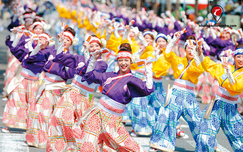 Nữ vũ công Yosakoi đang trình diễn tại Lễ hội Yosakoi Soran