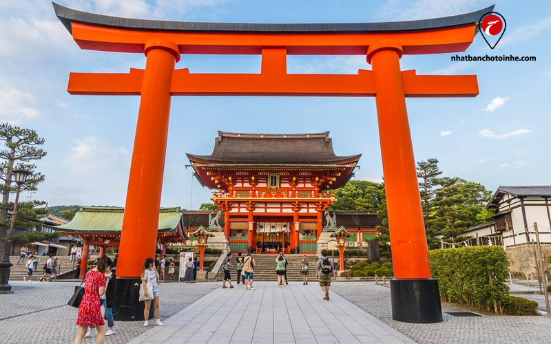 Mọi người tới viếng đền Fushimi Inari dịp đầu năm mới