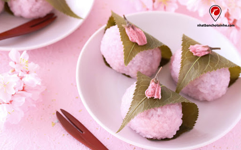 Sakuramochi là một loại bánh ngọt wagashi truyền thống tại Nhật Bản