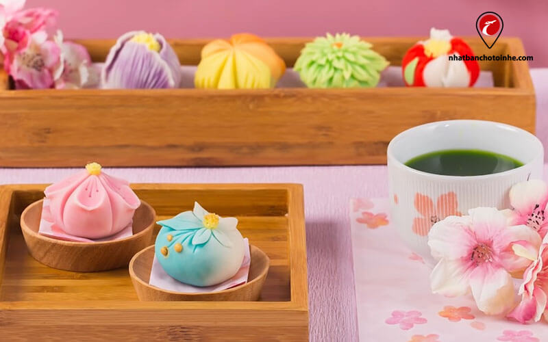 Bánh ngọt Wagashi với trang trí bắt mắt