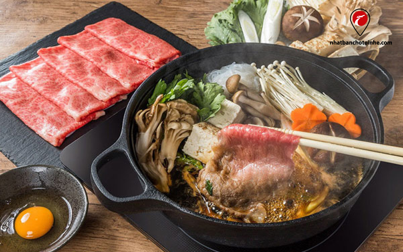 Set lẩu Sukiyaki, bạn có thể ăn kèm với Udon để đậm hương vị hơn nhé!