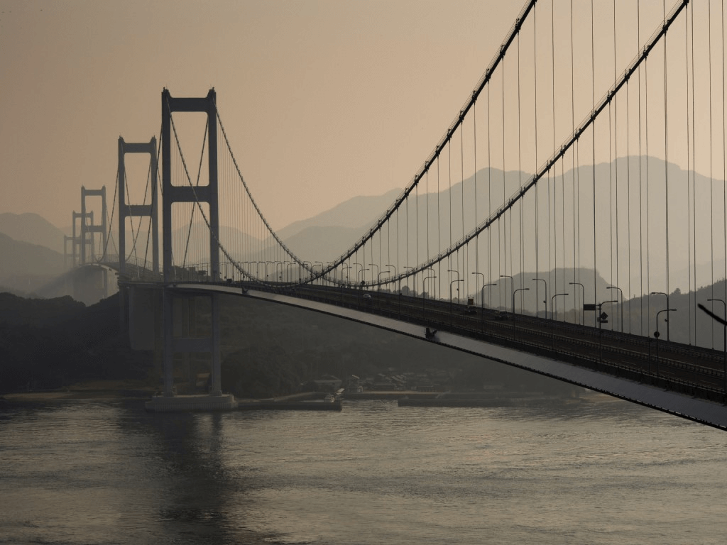 Đạp xe tại  Shimanami Kaido trên các cây cầu nối Honshu với Shikoku.